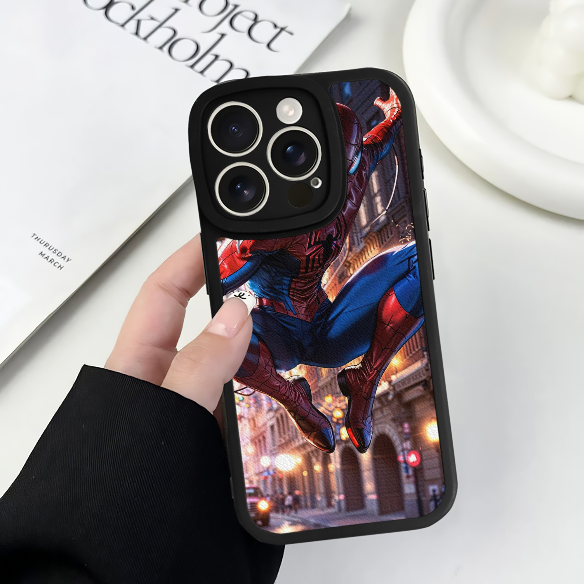 （画像用） Spider Man スパイダーマン 【iPhone 16シリーズ対応】シリコンスマホケース（レザー調） 材質：シリコン
